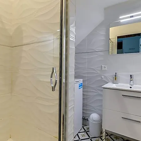 Hotel Renovated Peaceful House 3, Center 3*